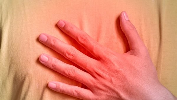 10 علامات تكشف ضعف عضلة القلب مبكرًا.. أبرزها الألم الممتد إلى الذراعين